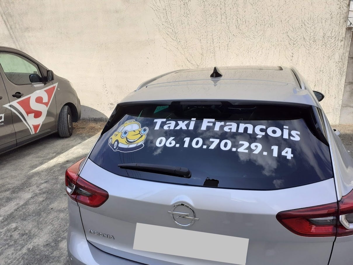 Marquage d'une lunette arrière pour Taxi François, réalisé par Signarama Le Mans