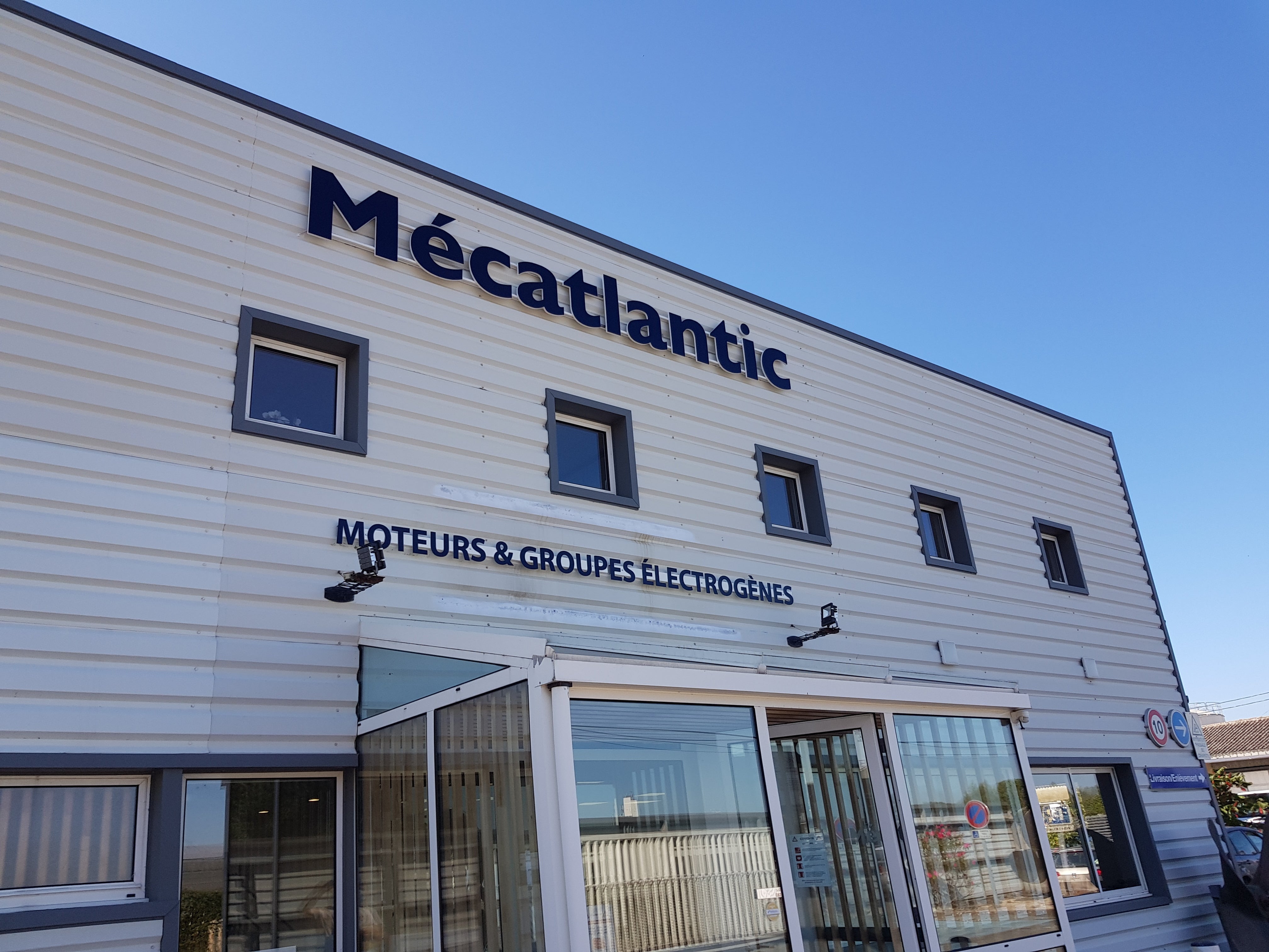 Enseigne lumineuse, lettres découpées et logo découpé par Signarama Nantes