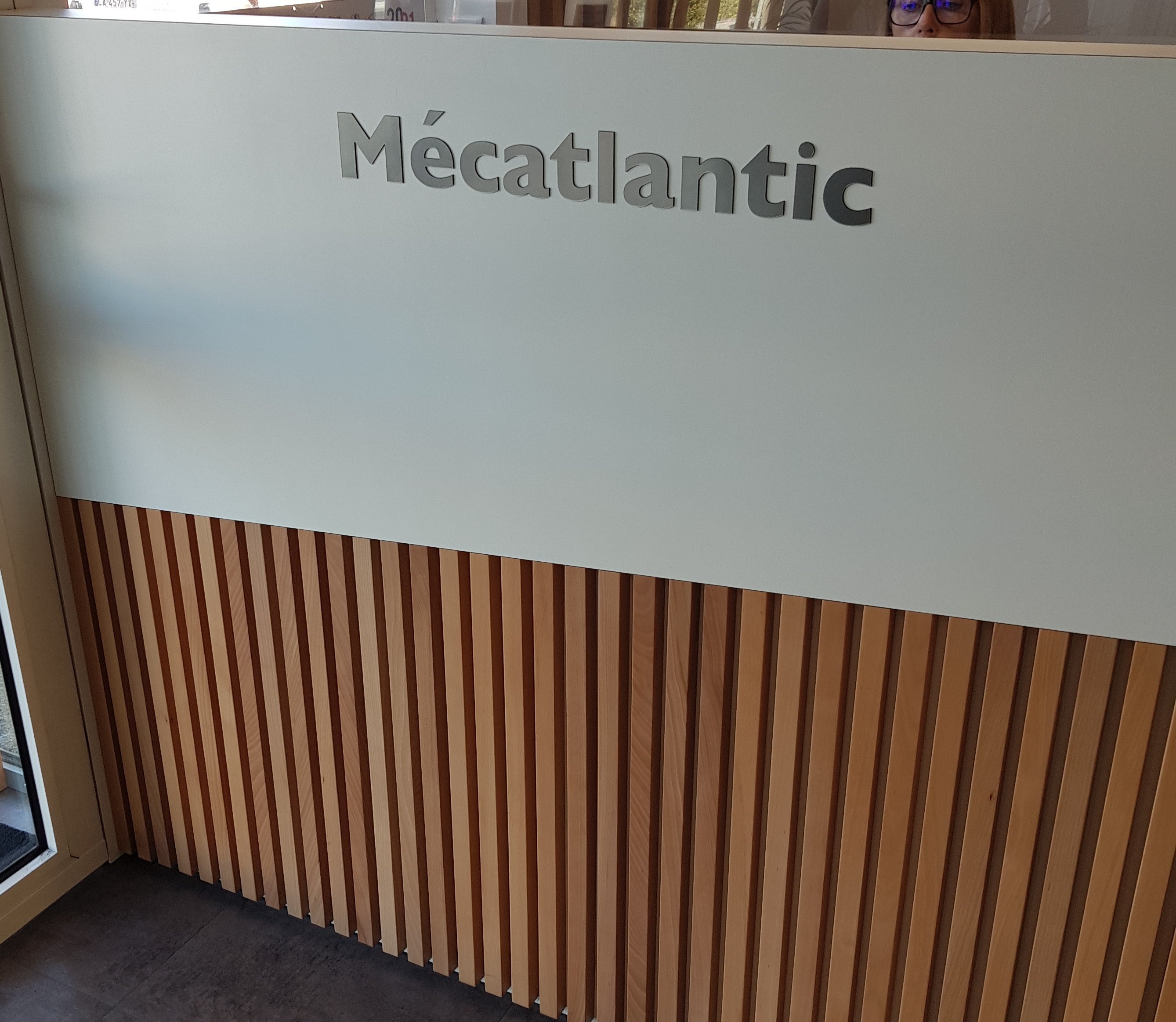 Enseigne lumineuse, lettres découpées et logo découpé par Signarama Nantes