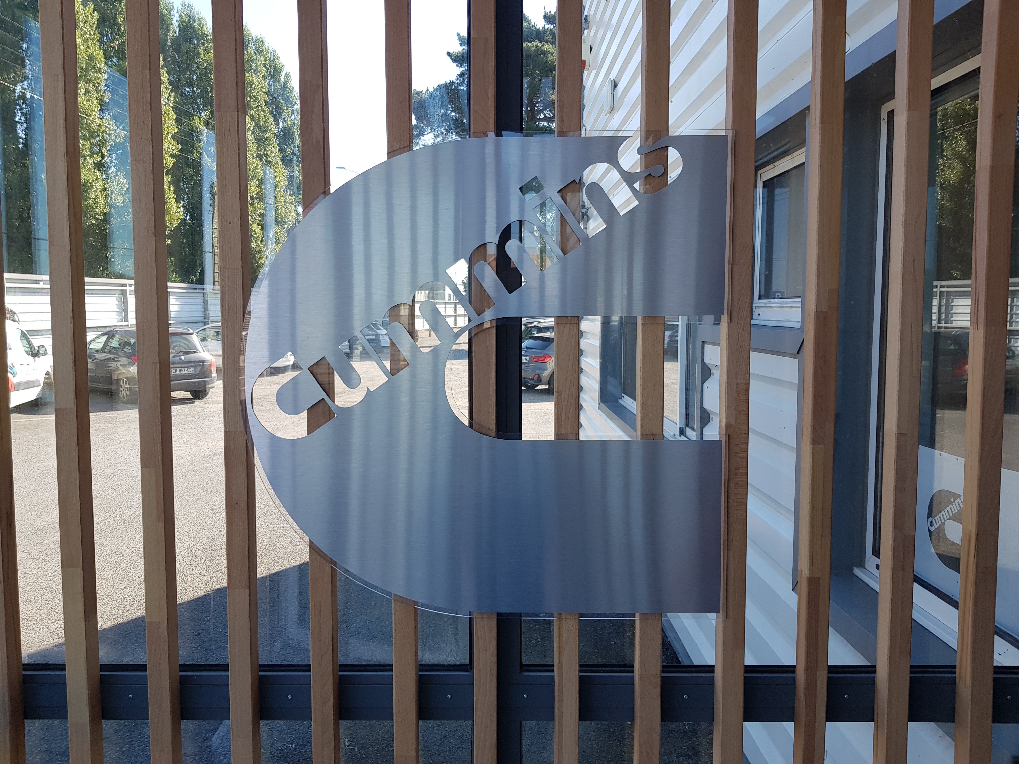 Enseigne lumineuse, lettres découpées et logo découpé par Signarama Nantes