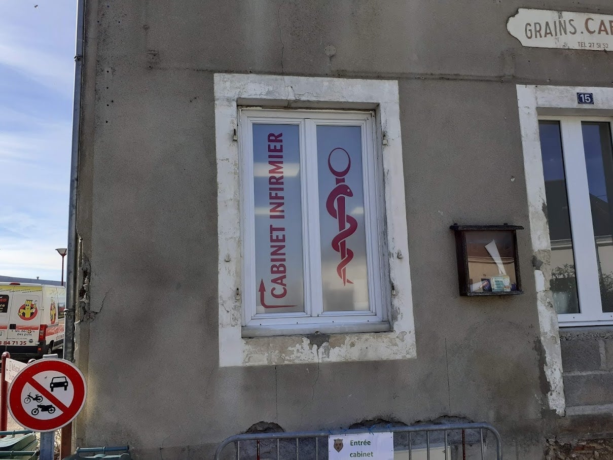 Habillage d'une vitre en dépoli imprimé pour le nouveau Cabinet Infirmier installé à St Corneille par Signarama Le Mans