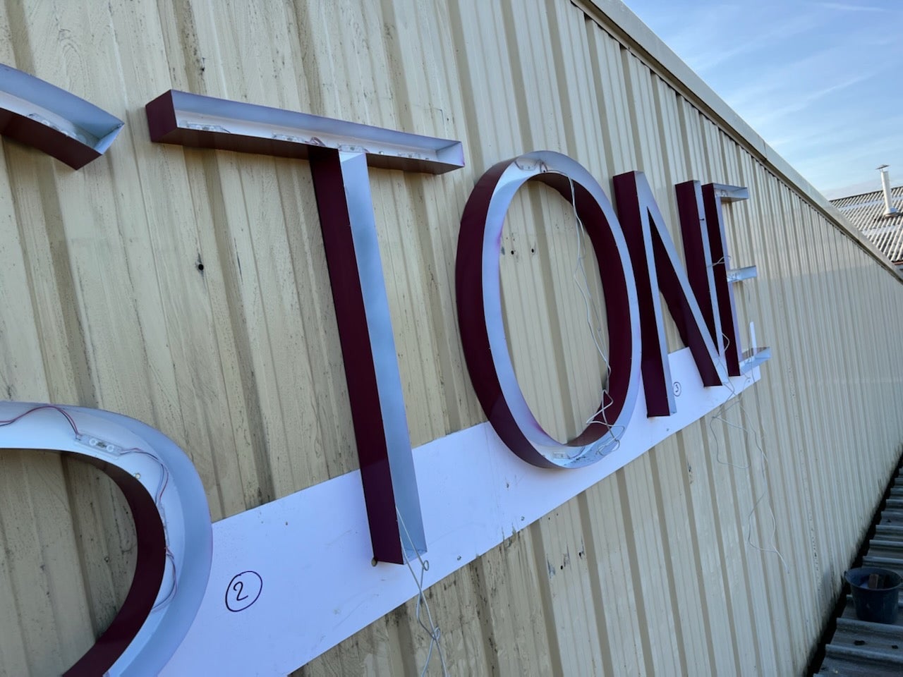 2 Nouvelles Enseignes pour Cupa Stone installé sur Changé par Signarama Le Mans