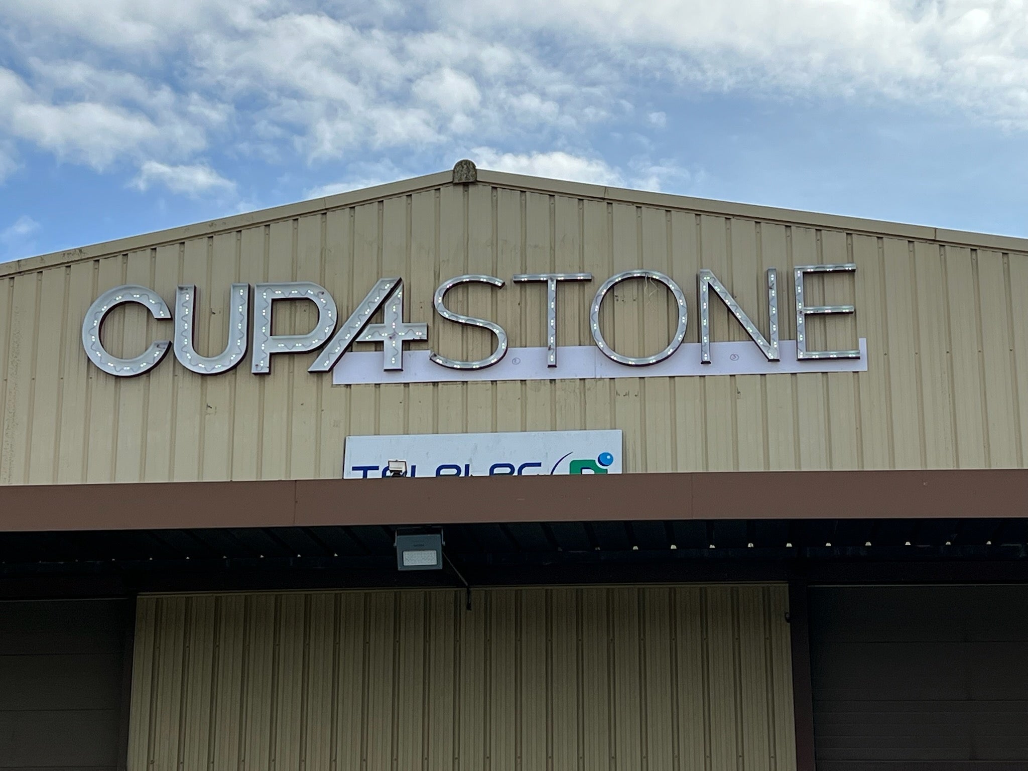 2 Nouvelles Enseignes pour Cupa Stone installé sur Changé par Signarama Le Mans