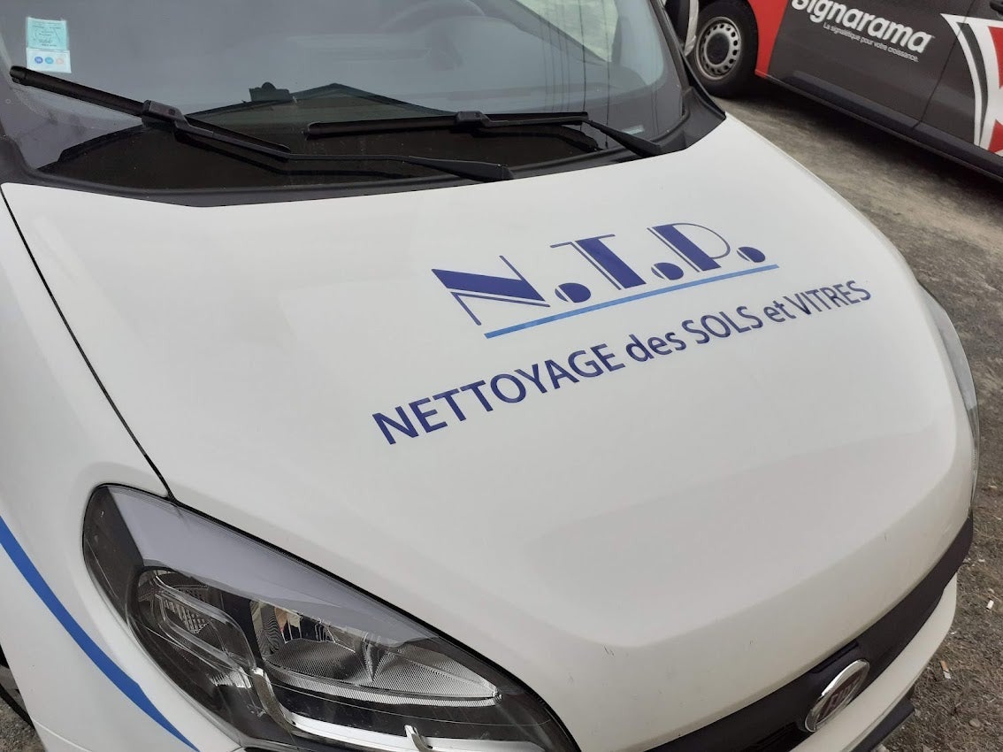 Habillage d'un véhicule pour la société N.T.P, Nettoyage des sols et vitres installé à Ecommoy, réalisé par Signarama Le Mans.