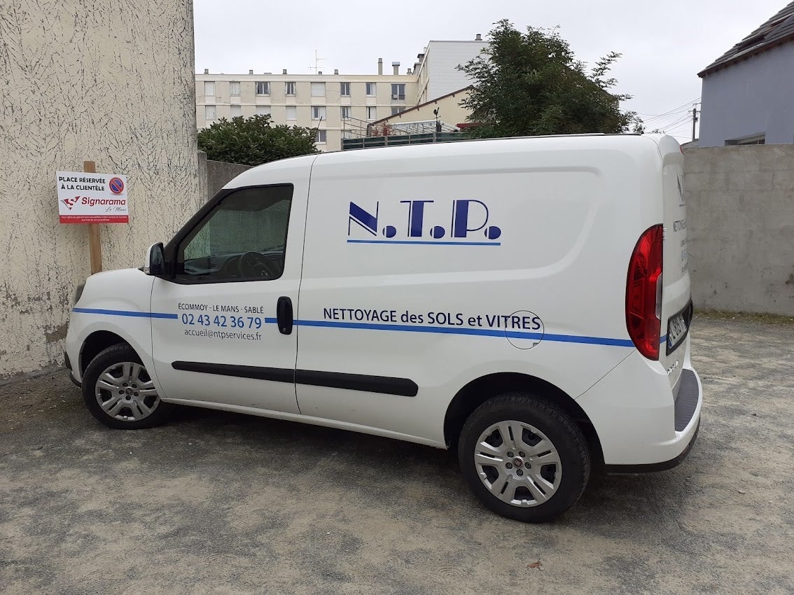 Habillage d'un véhicule pour la société N.T.P, Nettoyage des sols et vitres installé à Ecommoy, réalisé par Signarama Le Mans.
