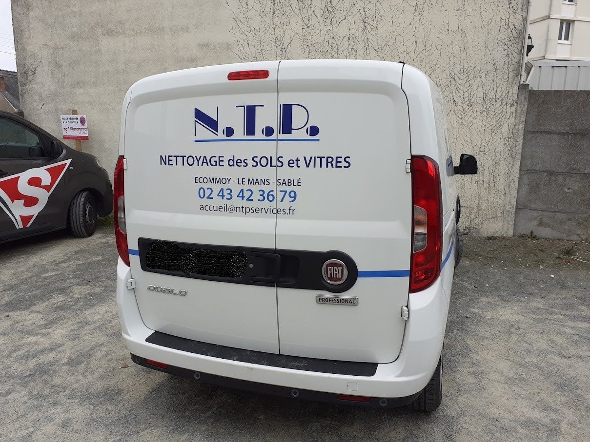 Habillage d'un véhicule pour la société N.T.P, Nettoyage des sols et vitres installé à Ecommoy, réalisé par Signarama Le Mans.