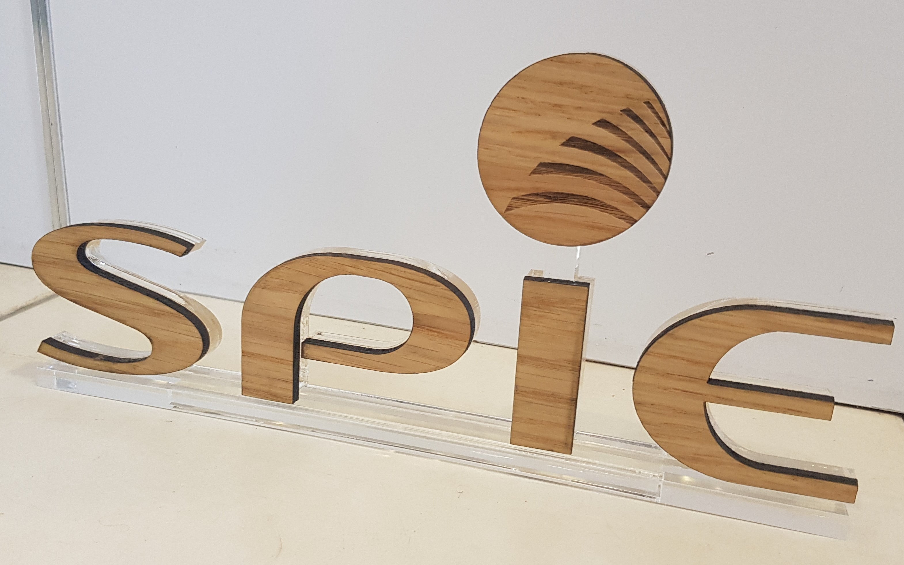 Logo en plexi et bois découpés par Signarama Nantes