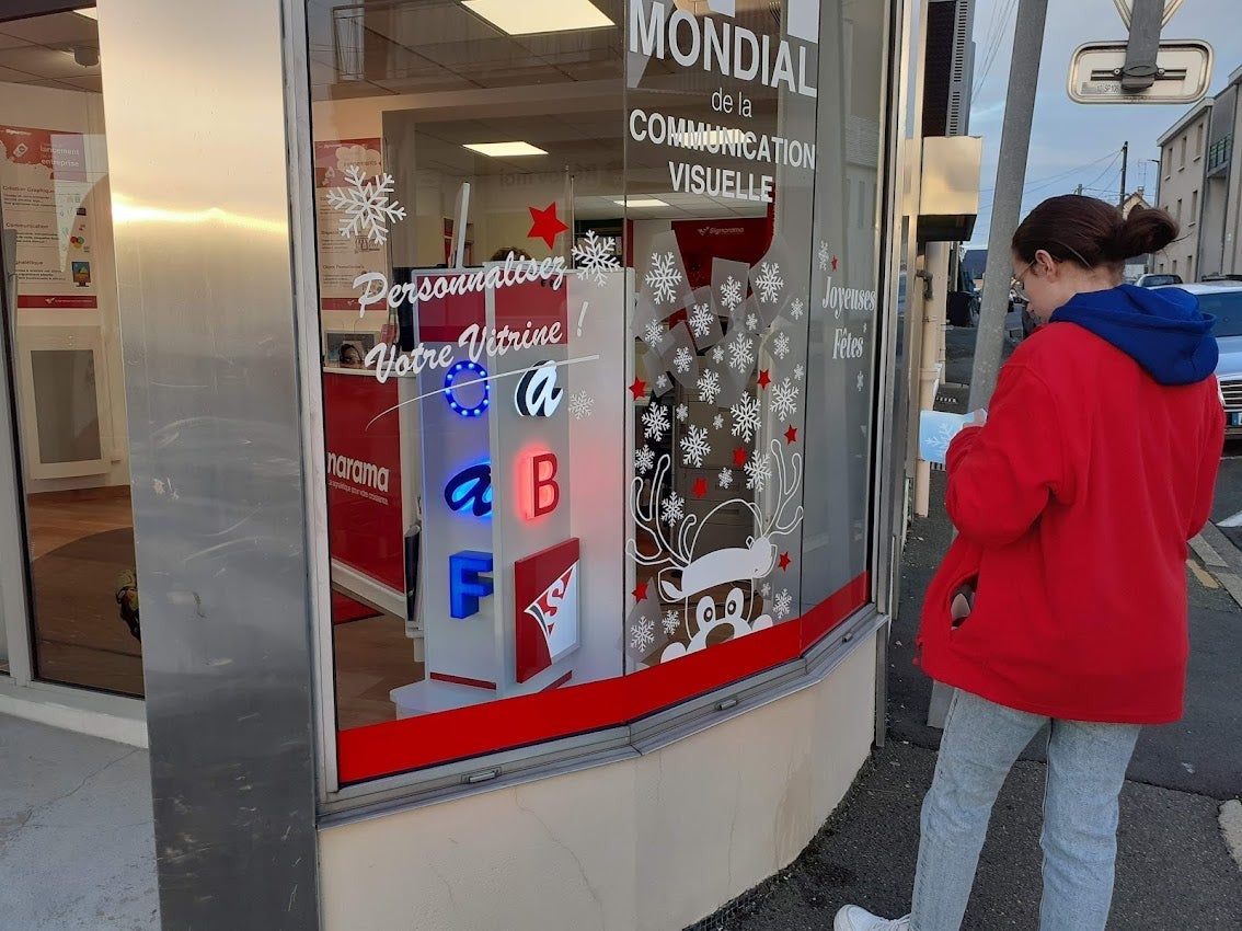 Réalisation de notre Vitrine de Noël - Signarama Le Mans