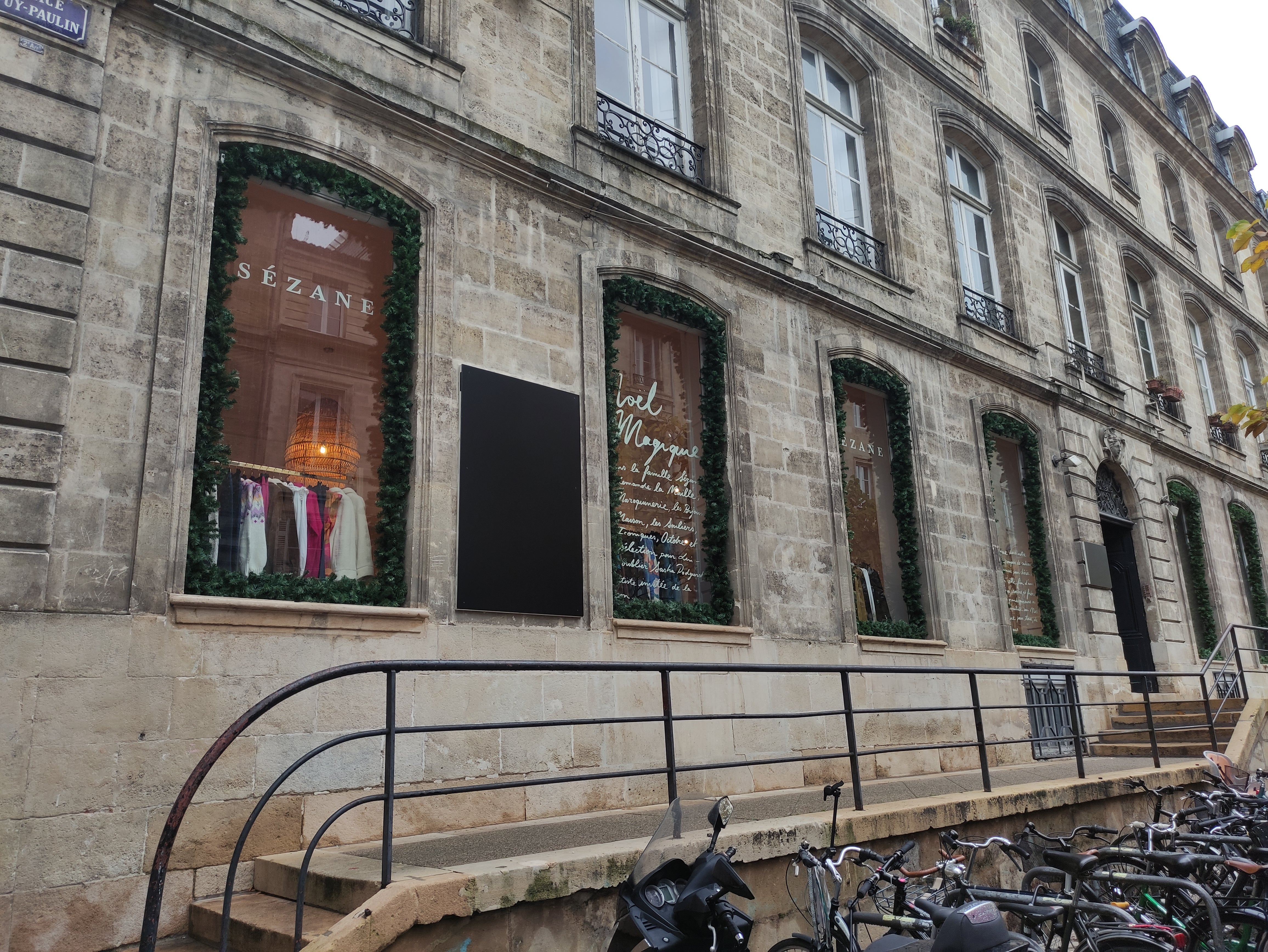Habillage vitrine et décoration murs nouvelle boutique Sezane