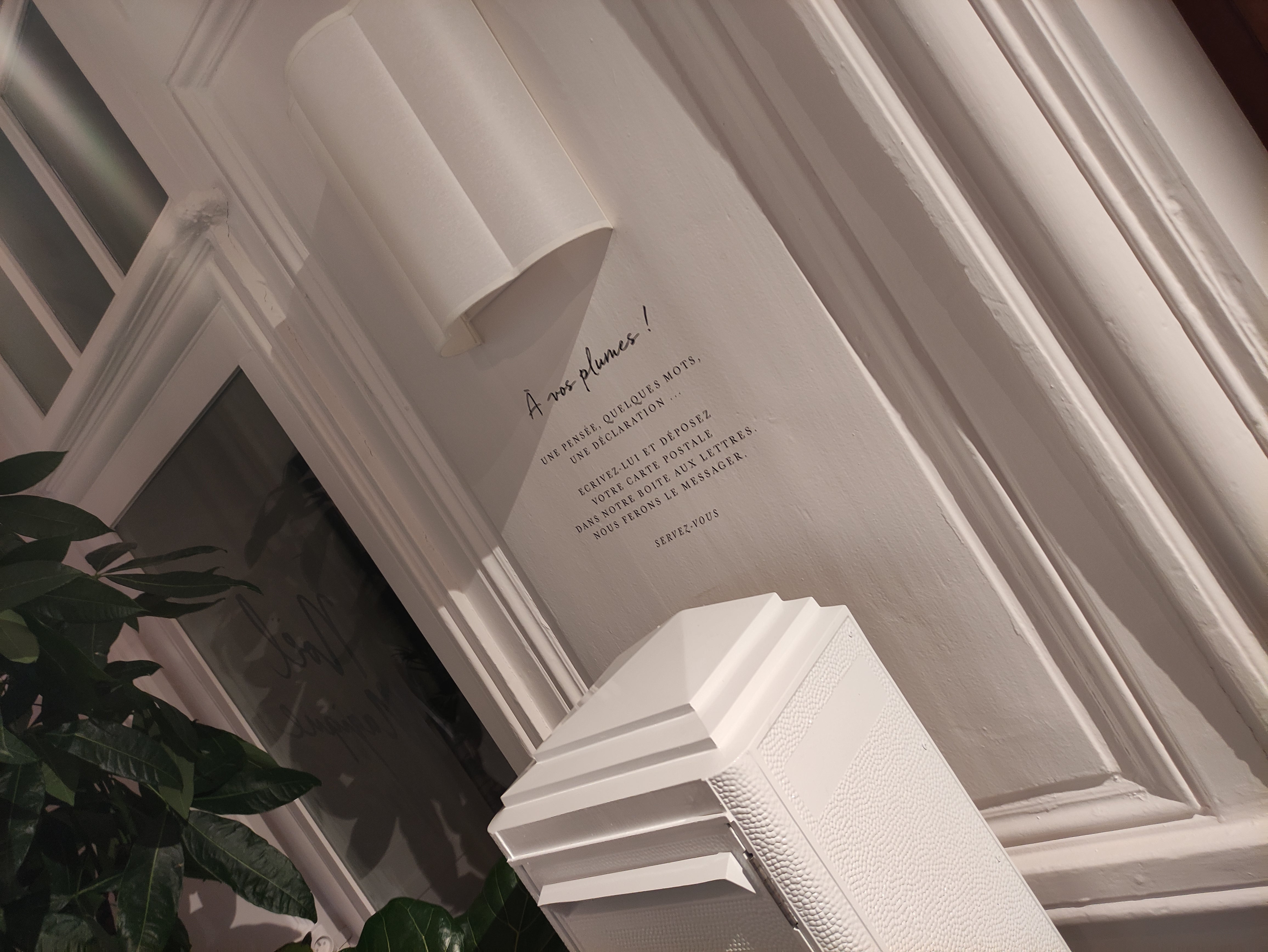 Habillage vitrine et décoration murs nouvelle boutique Sezane