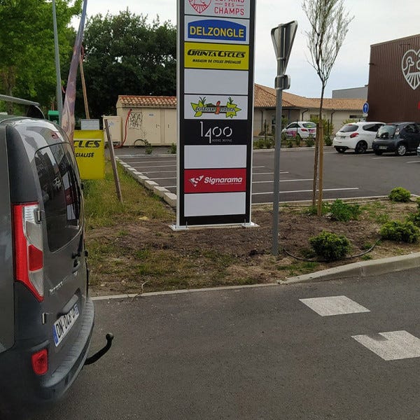 Totem publicitaire entrée de zone commerciale  - ZI