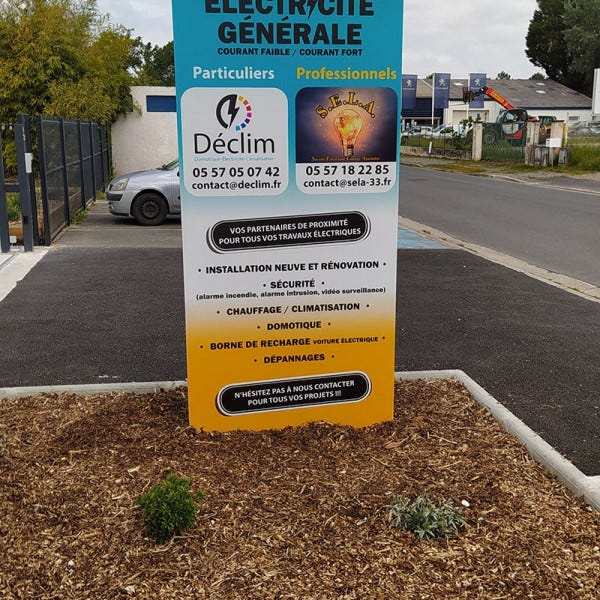 Totem lumineux sur parking pour commerce