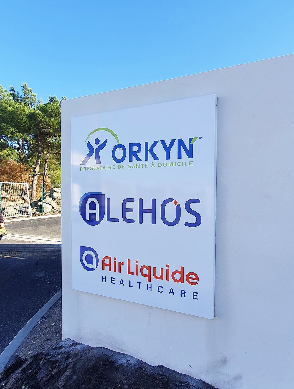 Enseigne, caisson, vitrophanie et signalétique pour Alehos (Air Liquide Healthcare)