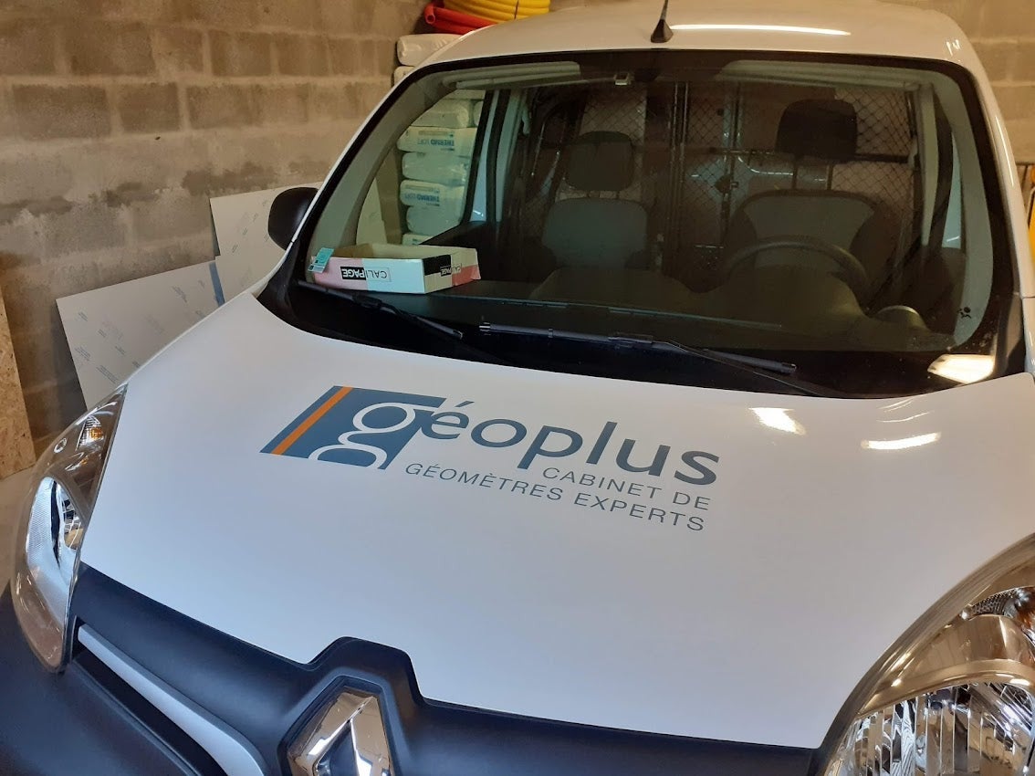 Habillage d'un véhicule pour Géoplus installé sur Le Mans par Signarama Le Mans