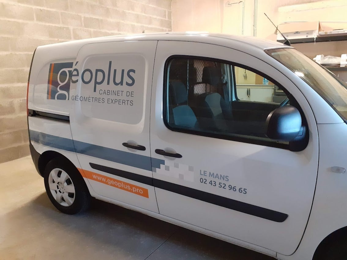 Habillage d'un véhicule pour Géoplus installé sur Le Mans par Signarama Le Mans