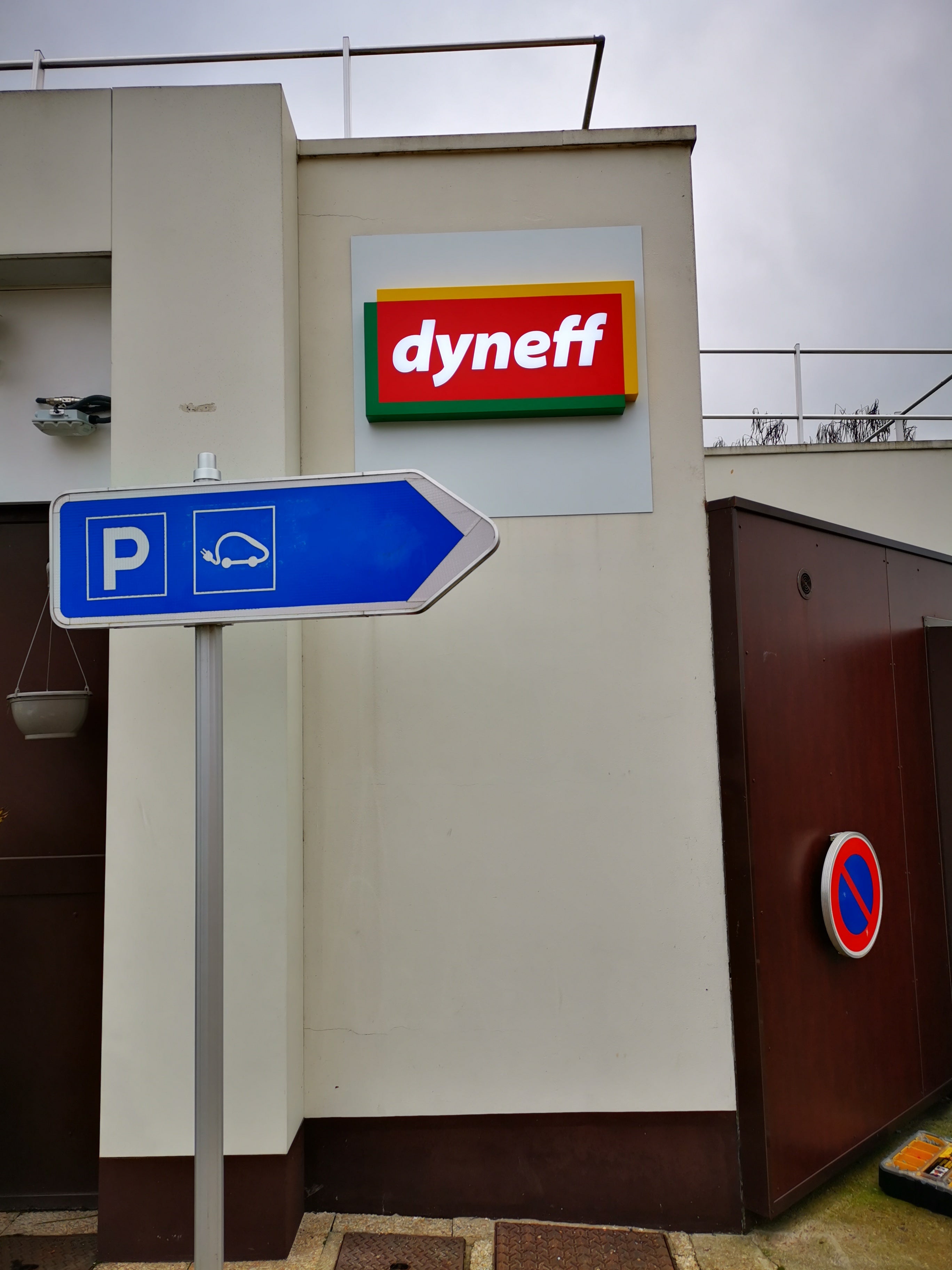 Nouvelle Enseigne pour Dyneff et la Brioche Dorée sur une aire d'Autoroute par Signarama Le Mans