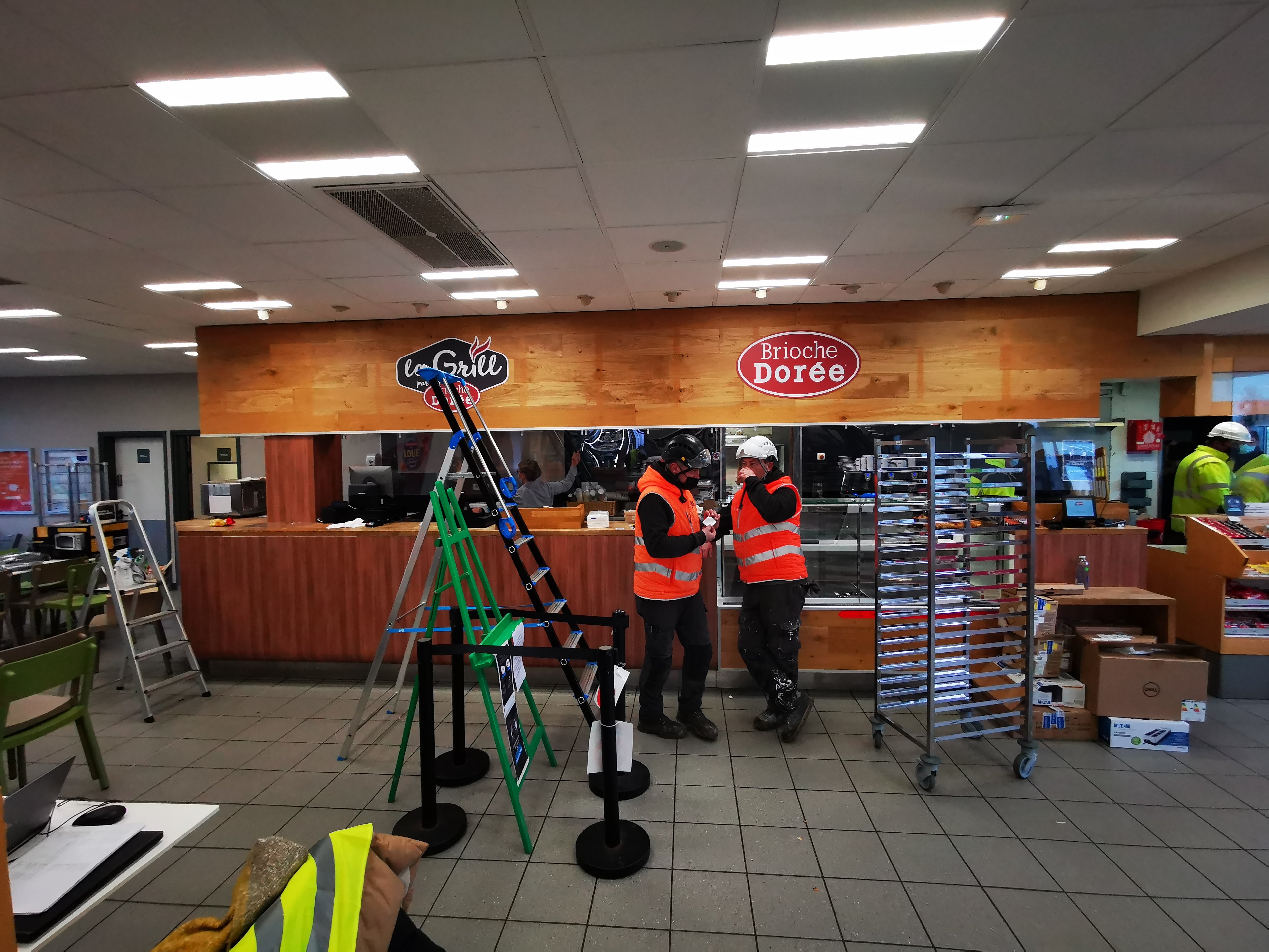 Nouvelle Enseigne pour Dyneff et la Brioche Dorée sur une aire d'Autoroute par Signarama Le Mans