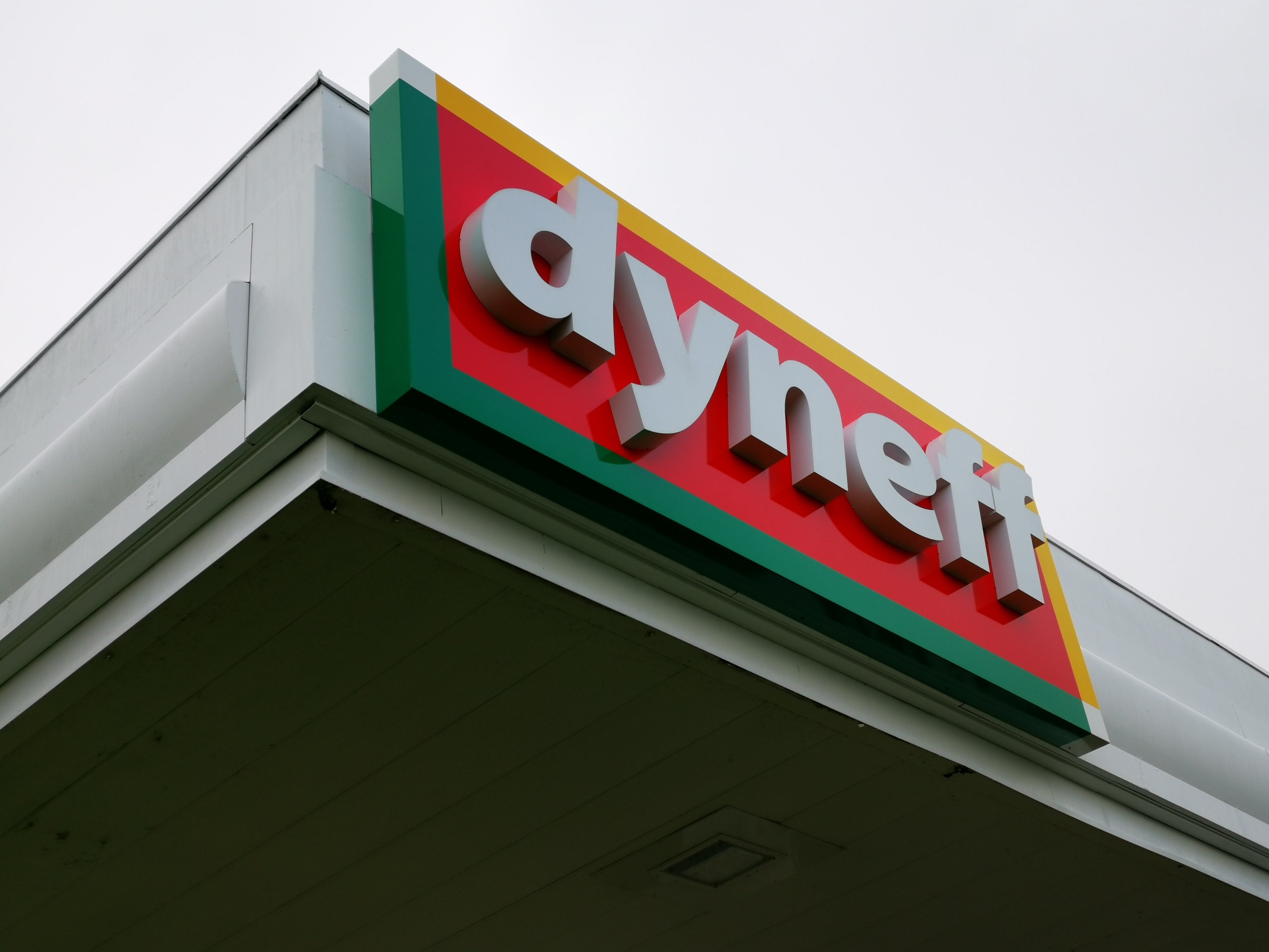 Nouvelle Enseigne pour Dyneff et la Brioche Dorée sur une aire d'Autoroute par Signarama Le Mans
