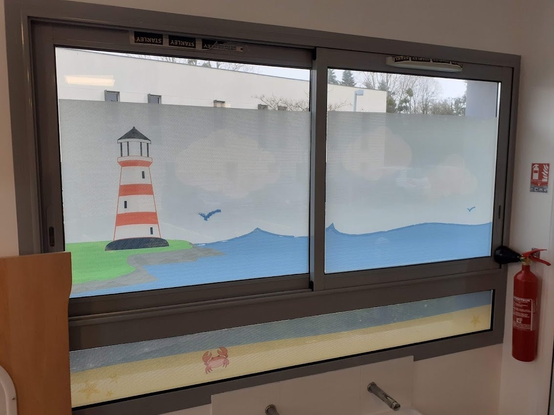 Habillage de vitres pour une nouvelle Micro Crèche Marins d'eau douce installée sur Tours Nord par Signarama Le Mans