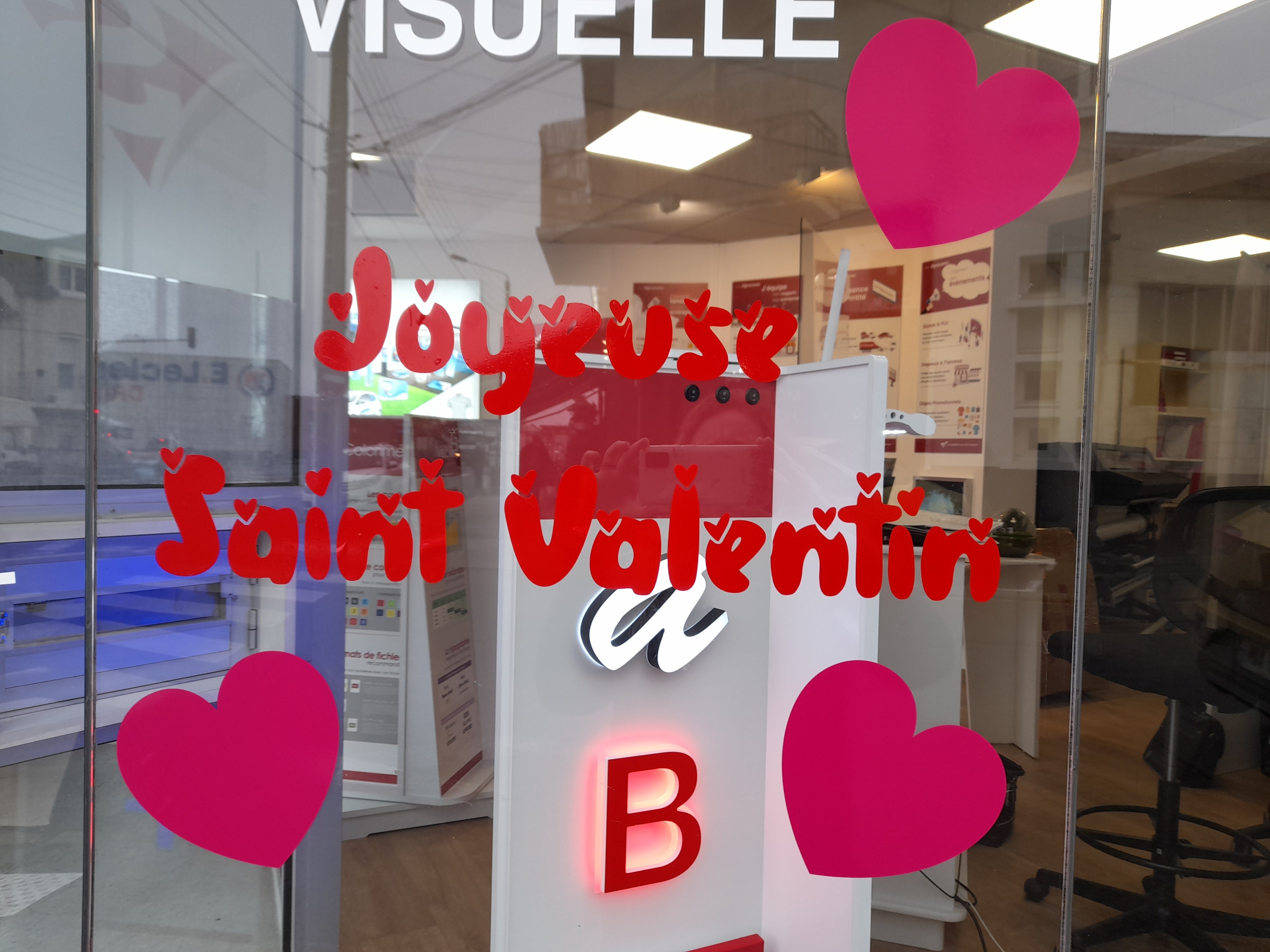 Réalisation de notre Vitrine "Saint Valentin" - Signarama Le Mans