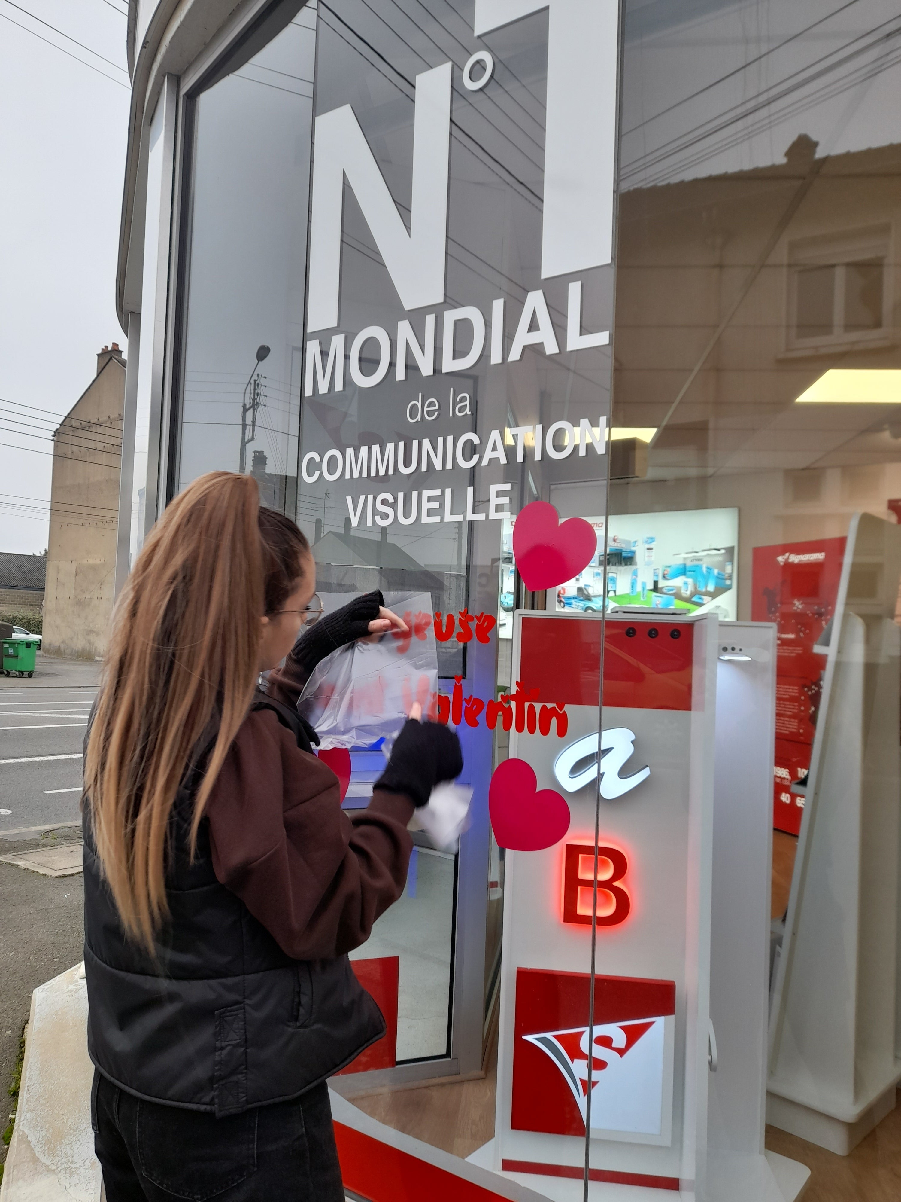 Réalisation de notre Vitrine "Saint Valentin" - Signarama Le Mans