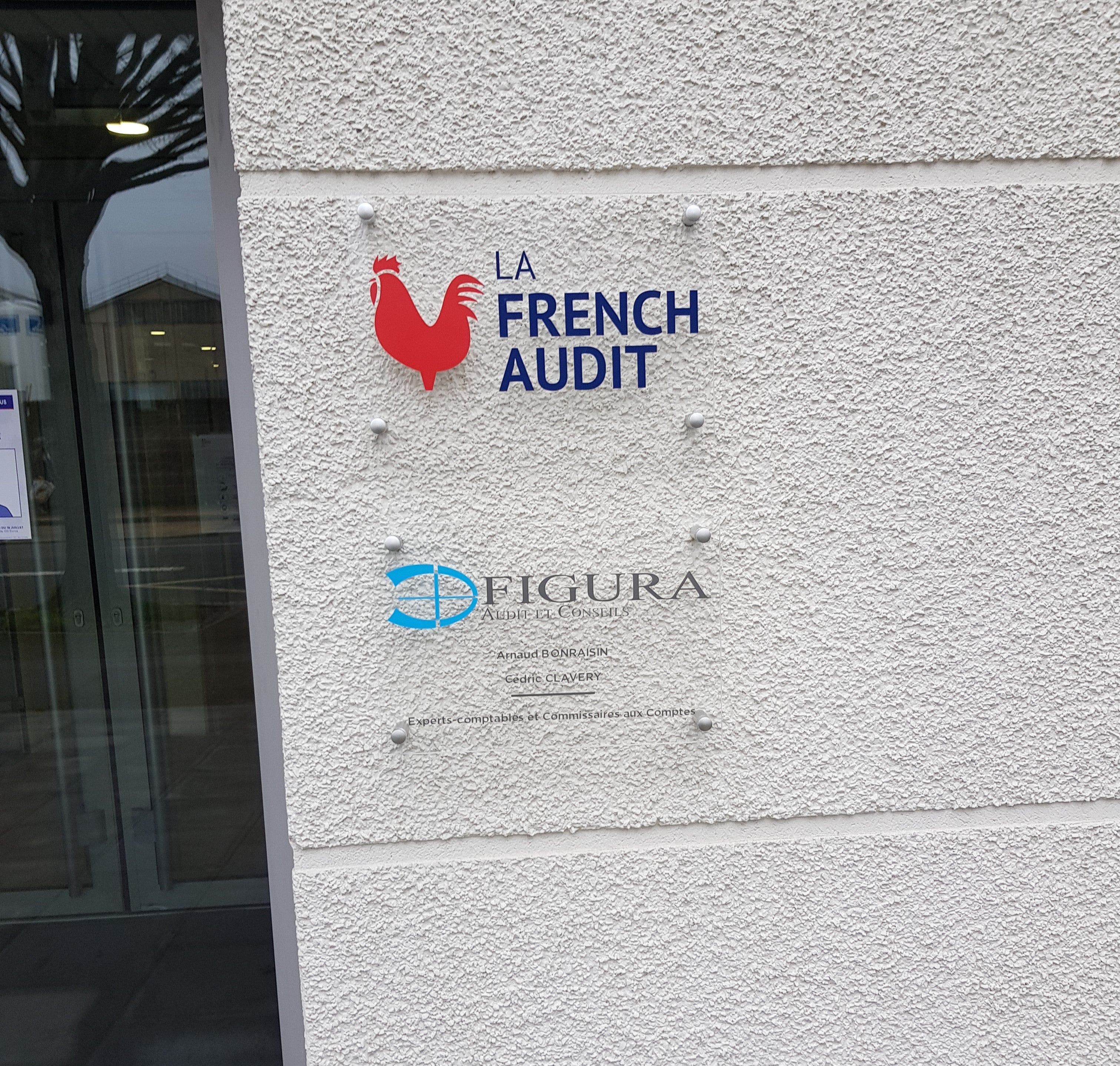 Adhésifs sur vitres, enseigne perpendiculaire, plaques plexi par Signarama Nantes