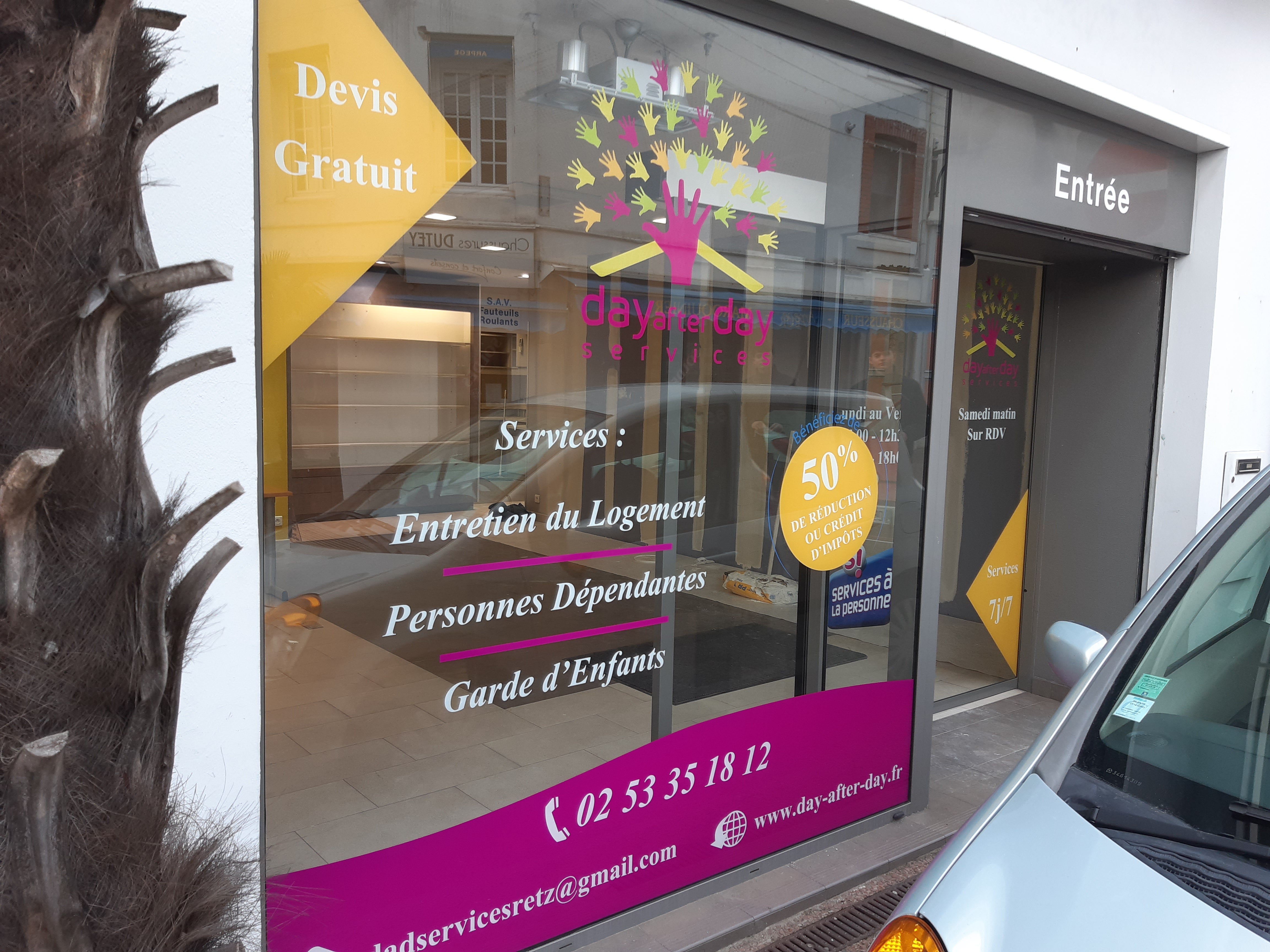 Adhésifs sur vitres, enseigne perpendiculaire, plaques plexi par Signarama Nantes