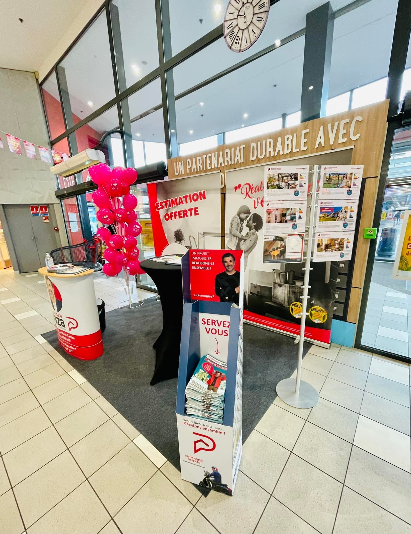 Réalisation de 2 Roll-Up et d'un Comptoir d'Accueil pour l'agence Stéphane Plaza installé sur Le Mans, par Signarama Le Mans