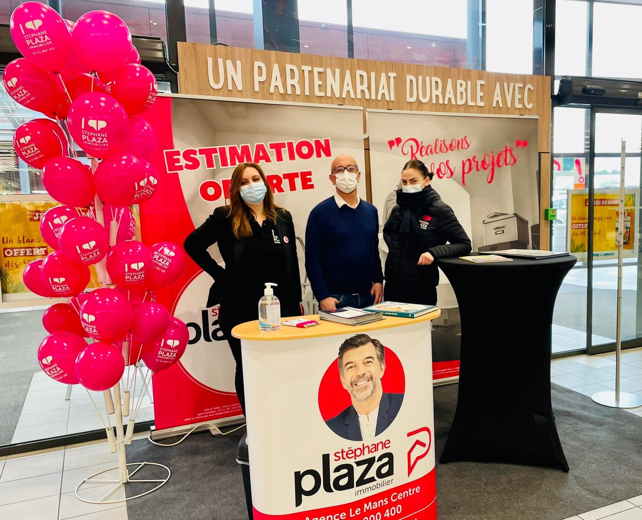 Réalisation de 2 Roll-Up et d'un Comptoir d'Accueil pour l'agence Stéphane Plaza installé sur Le Mans, par Signarama Le Mans