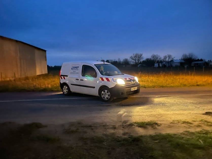 Marquage d'un véhicule + Panneaux d'information mobiles pour le SIAEP par Signarama Le Mans