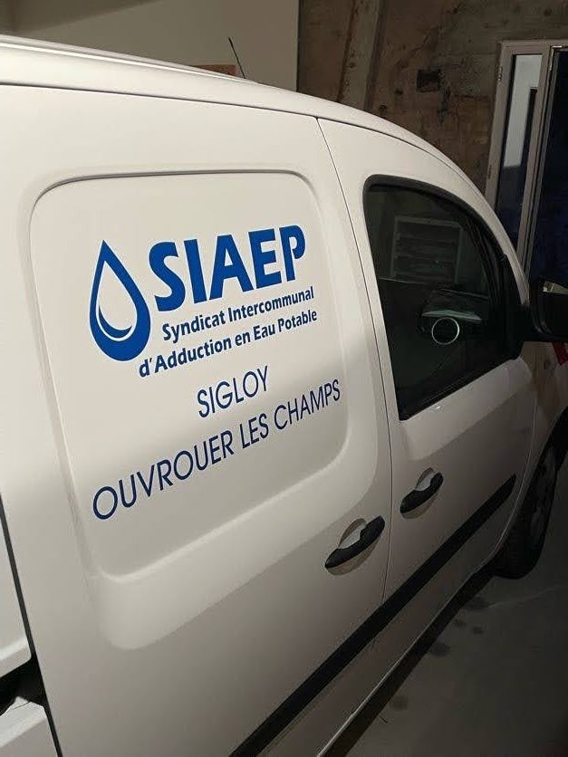 Marquage d'un véhicule + Panneaux d'information mobiles pour le SIAEP par Signarama Le Mans