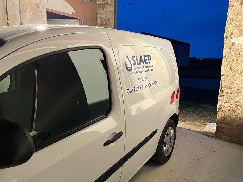Marquage d'un véhicule + Panneaux d'information mobiles pour le SIAEP par Signarama Le Mans