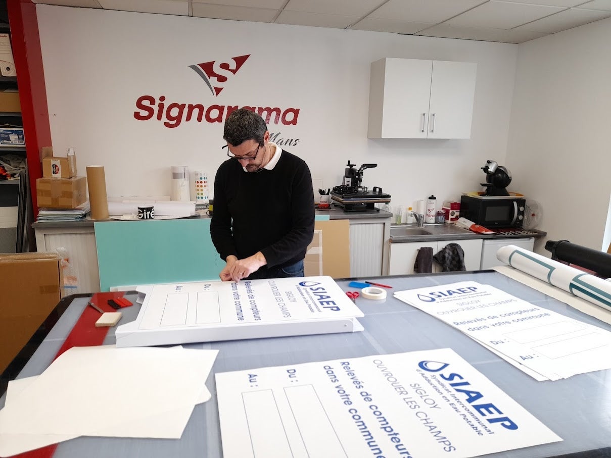 Marquage d'un véhicule + Panneaux d'information mobiles pour le SIAEP par Signarama Le Mans