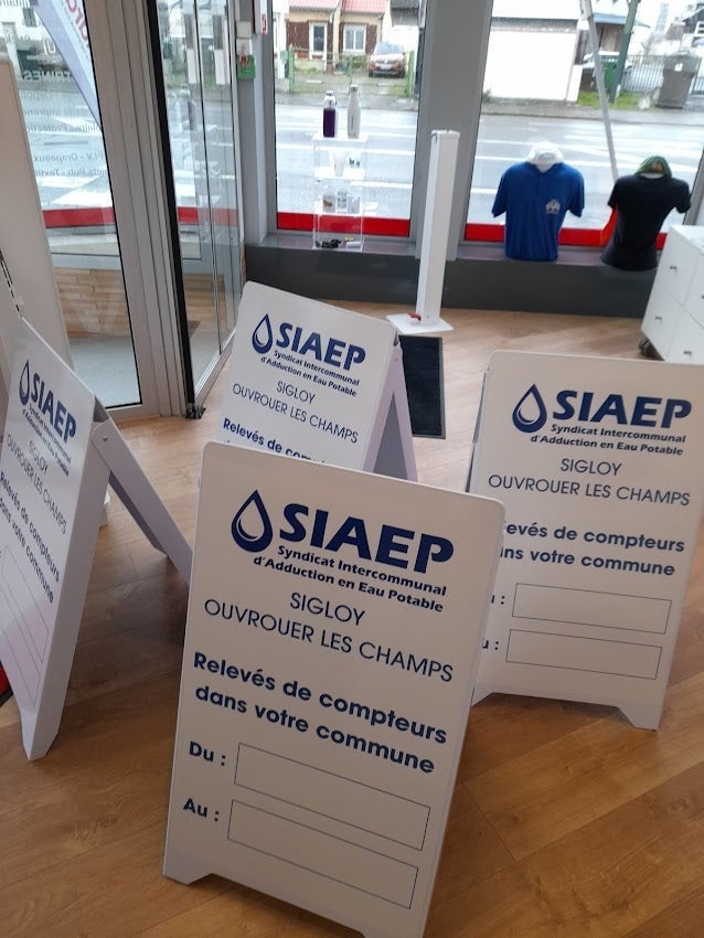 Marquage d'un véhicule + Panneaux d'information mobiles pour le SIAEP par Signarama Le Mans