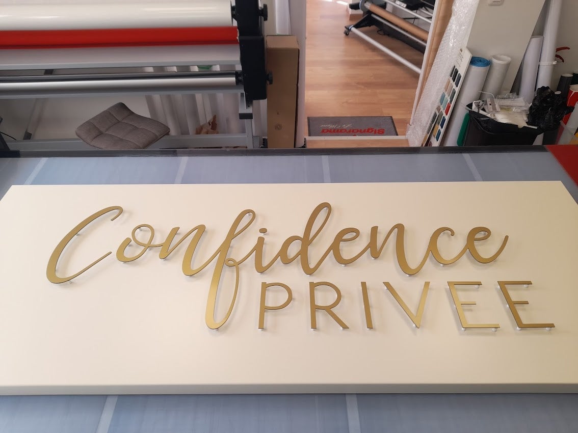 Nouvelle Enseigne pour l'institut de Beauté, Confidence Privée installé sur Le Mans par Signarama Le Mans