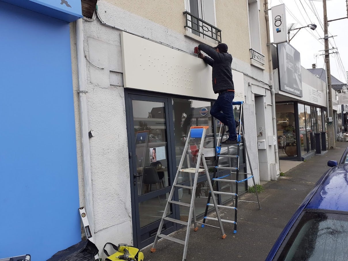Nouvelle Enseigne pour l'institut de Beauté, Confidence Privée installé sur Le Mans par Signarama Le Mans