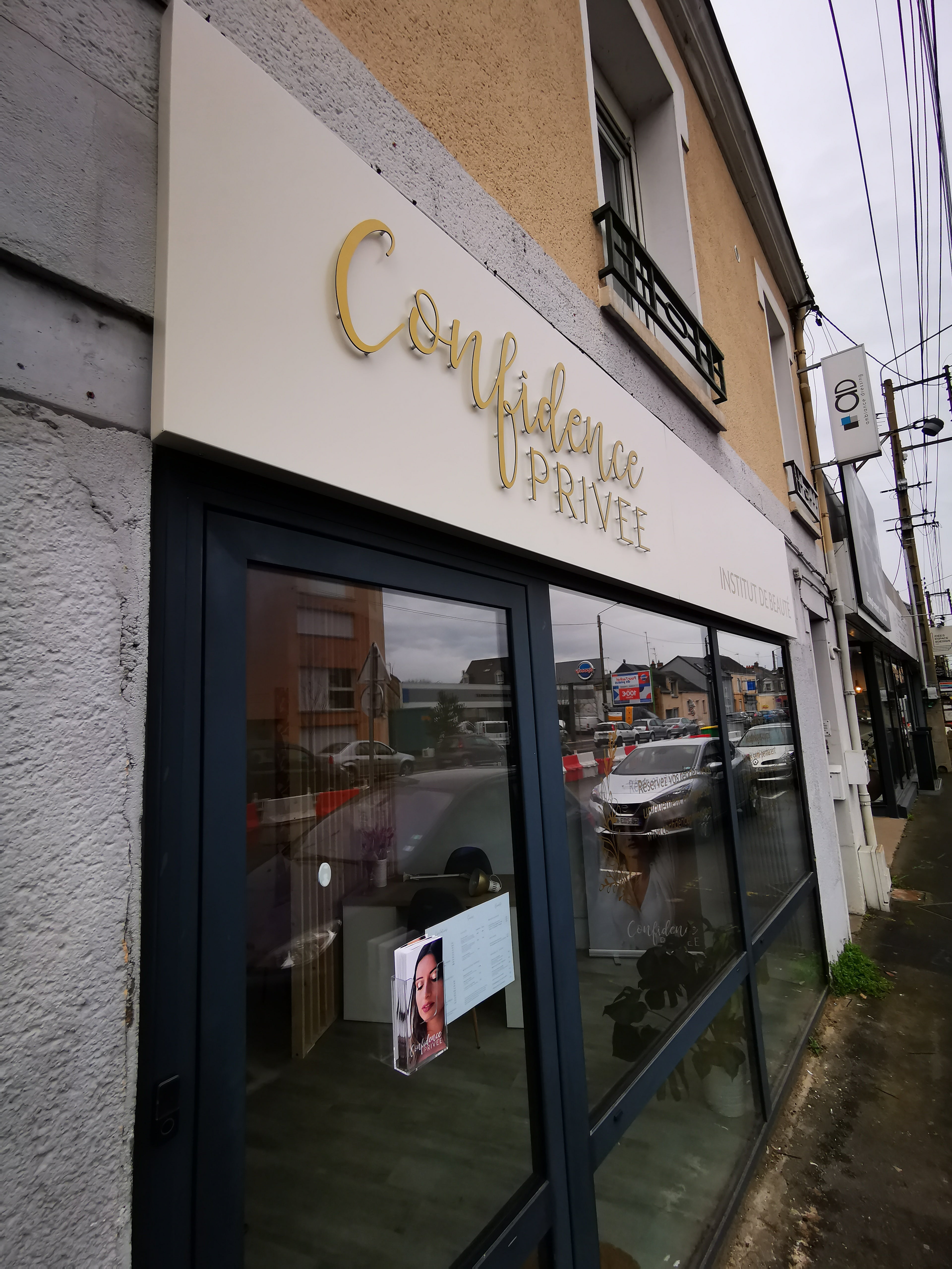 Nouvelle Enseigne pour l'institut de Beauté, Confidence Privée installé sur Le Mans par Signarama Le Mans