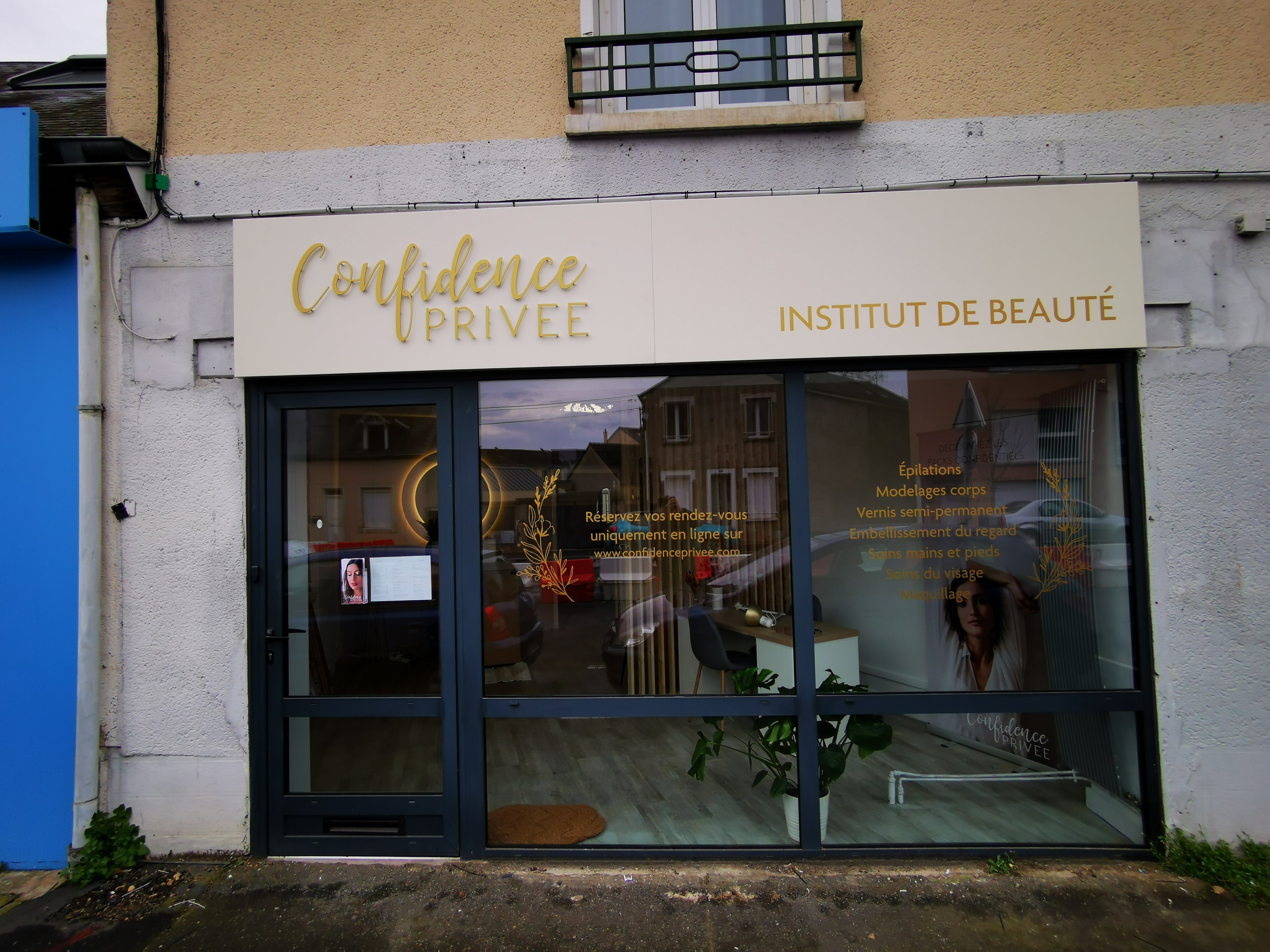 Nouvelle Enseigne pour l'institut de Beauté, Confidence Privée installé sur Le Mans par Signarama Le Mans