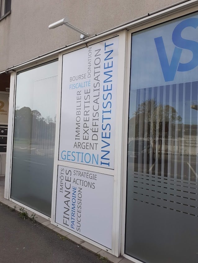 Marquage de Vitrine pour VS Invest's par Signarama Le Mans