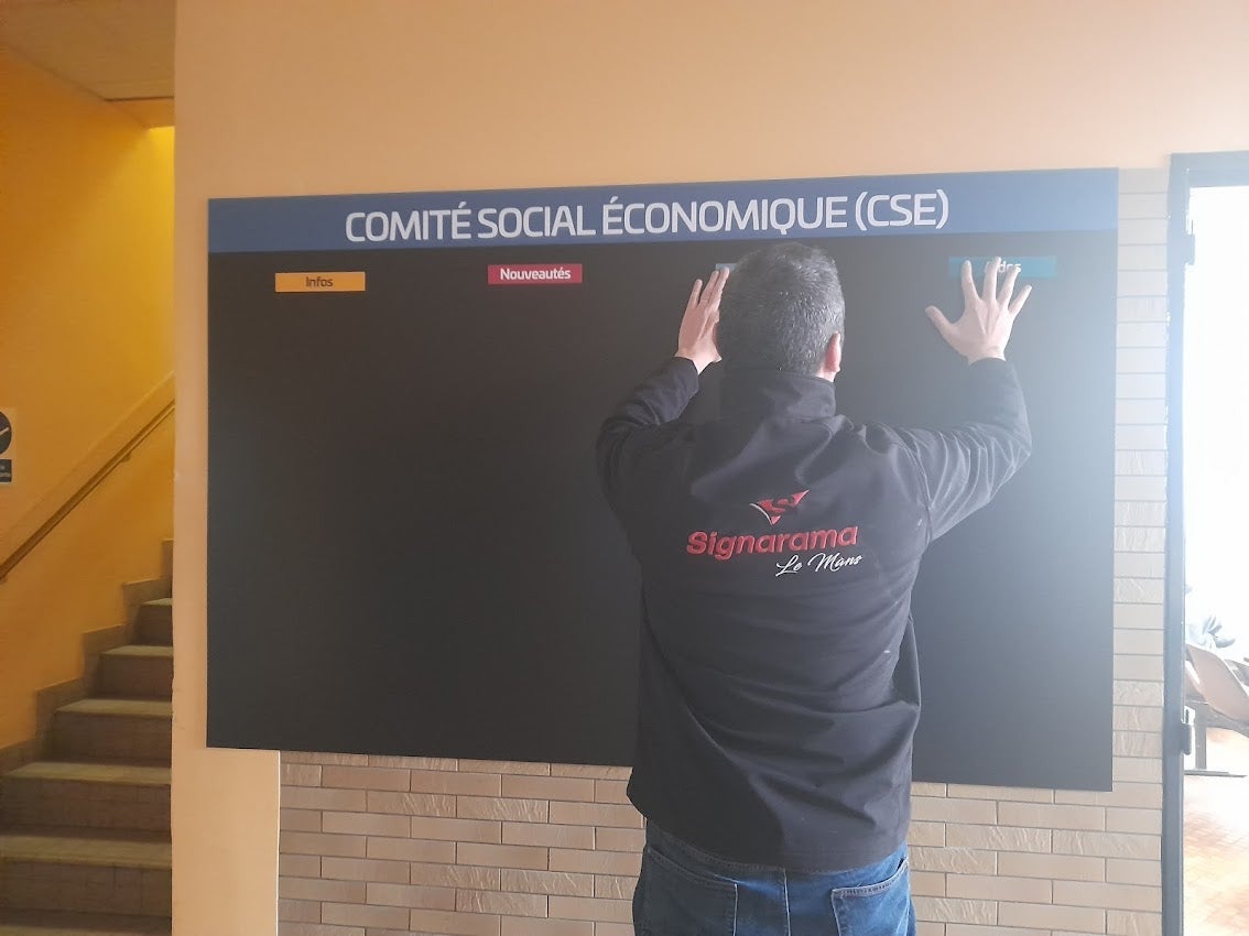 Fourniture d'un Tableau Magnétique pour le CSE GKN situé à Arnage par Signarama Le Mans