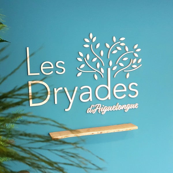 Le logo en bois pour marquer les esprits