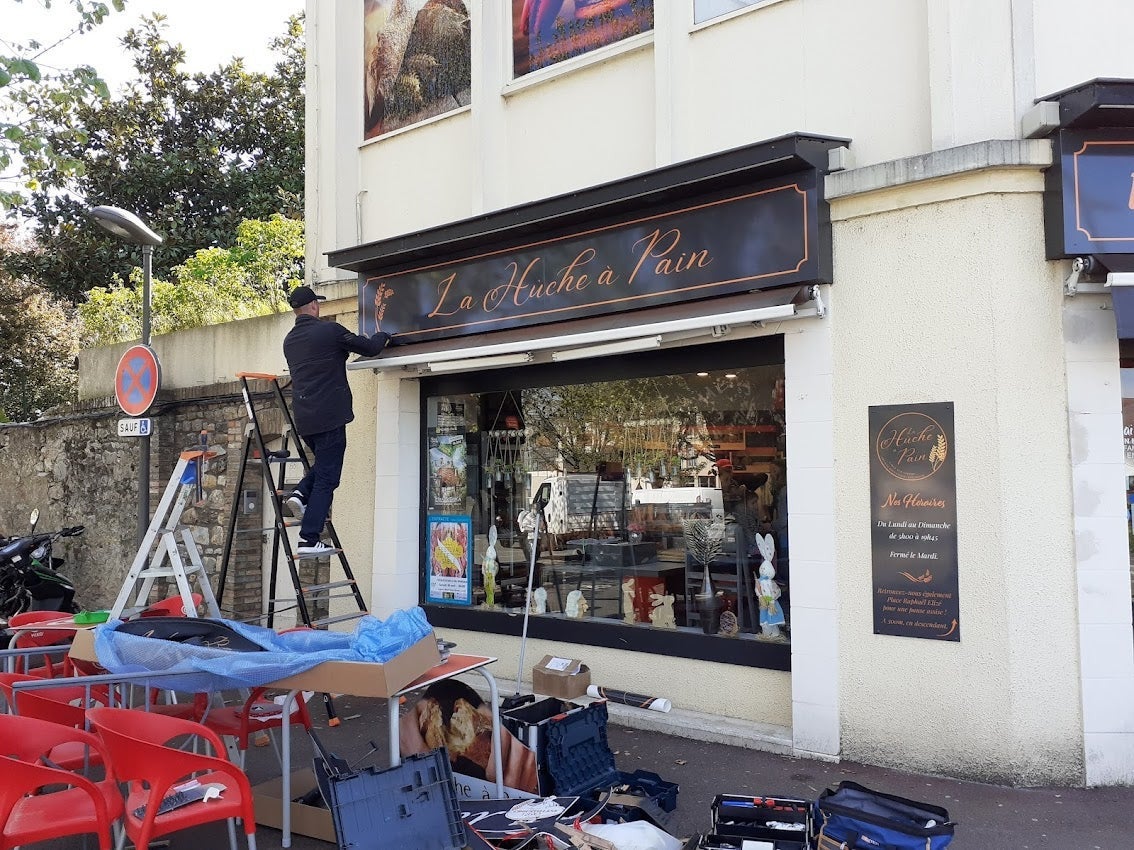 Nouvelle Enseigne pour la Boulangerie La Huche à Pain installé à Sablé Sur Sarthe par Signarama Le Mans