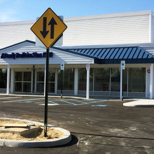 Parkinglotsignagetwowaytraffic