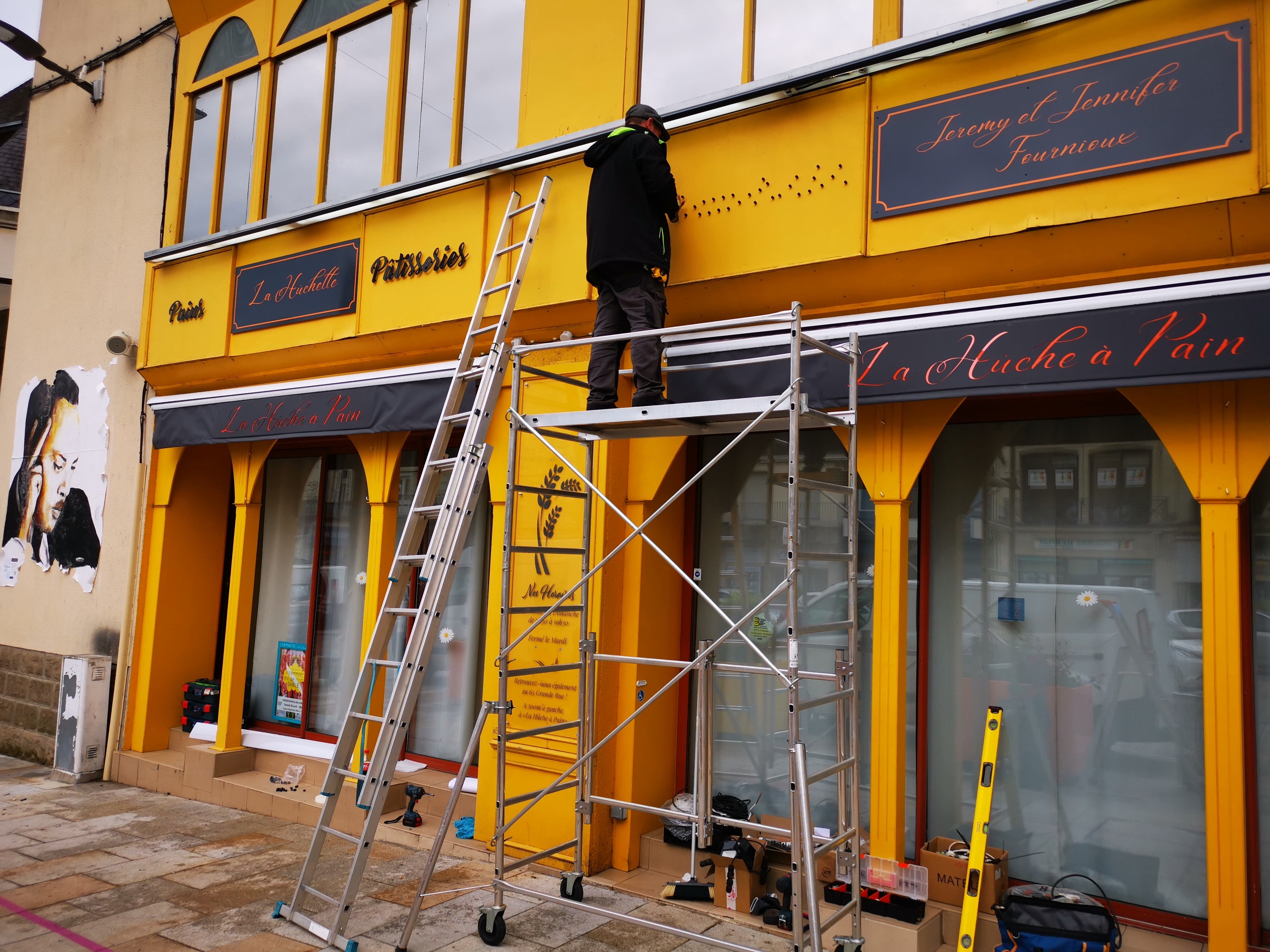 Nouvelle Enseigne pour la Boulangerie La Huche à Pain installé à Sablé Sur Sarthe par Signarama Le Mans
