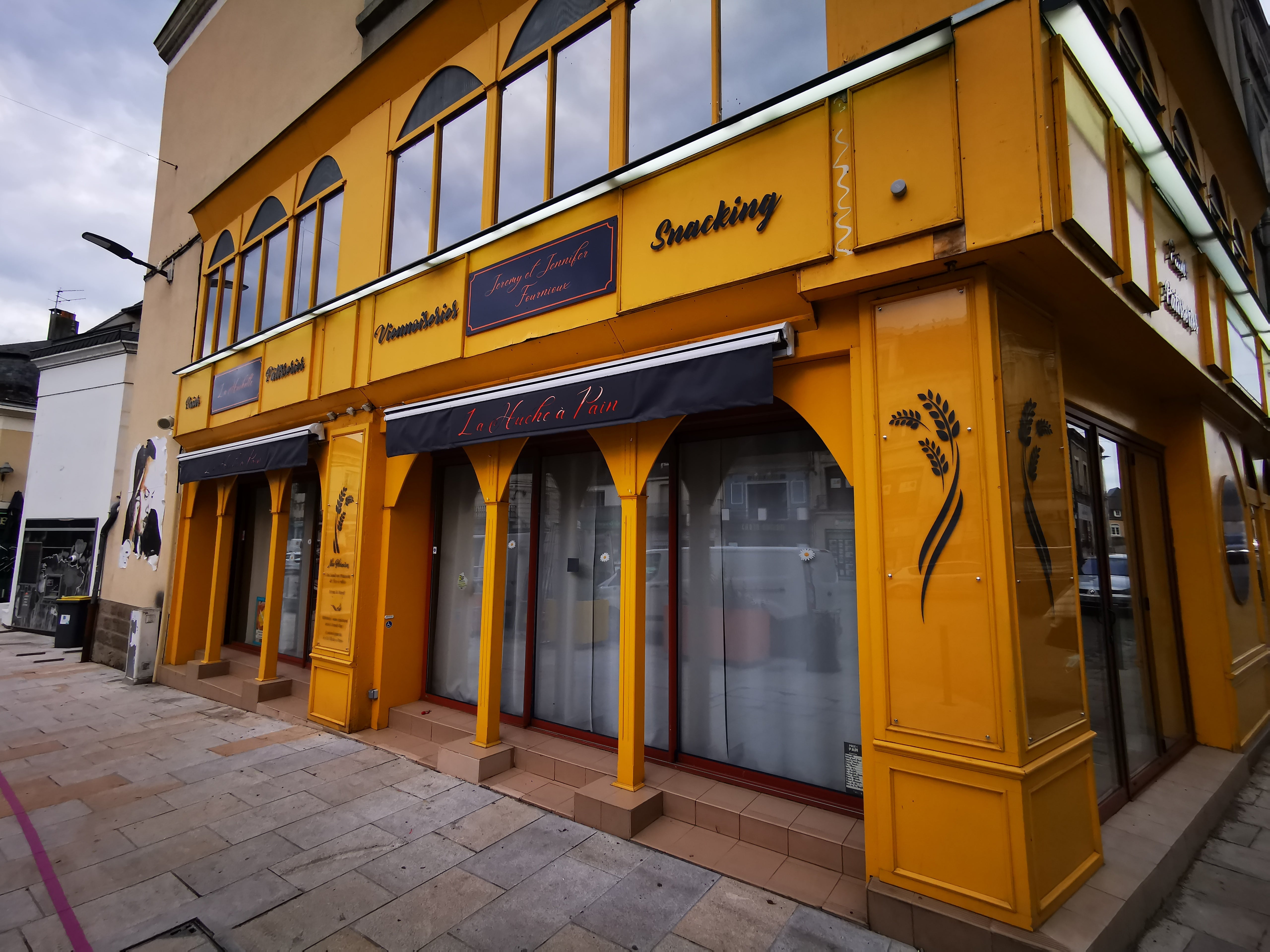Nouvelle Enseigne pour la Boulangerie La Huche à Pain installé à Sablé Sur Sarthe par Signarama Le Mans
