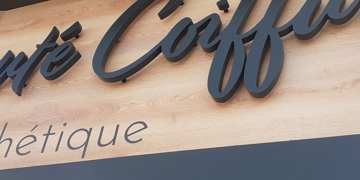 Pourquoi installer une enseigne pour votre salon de coiffure ?