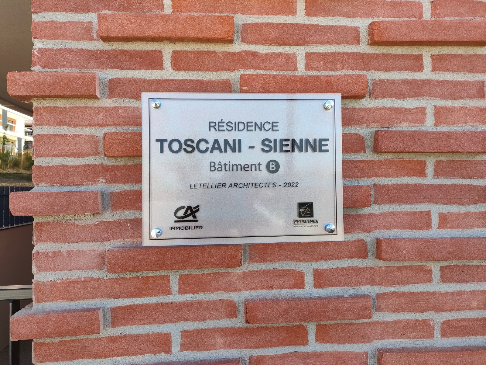 Drapeau double face, plaque de résidence et vitrophanie par Signarama Nantes
