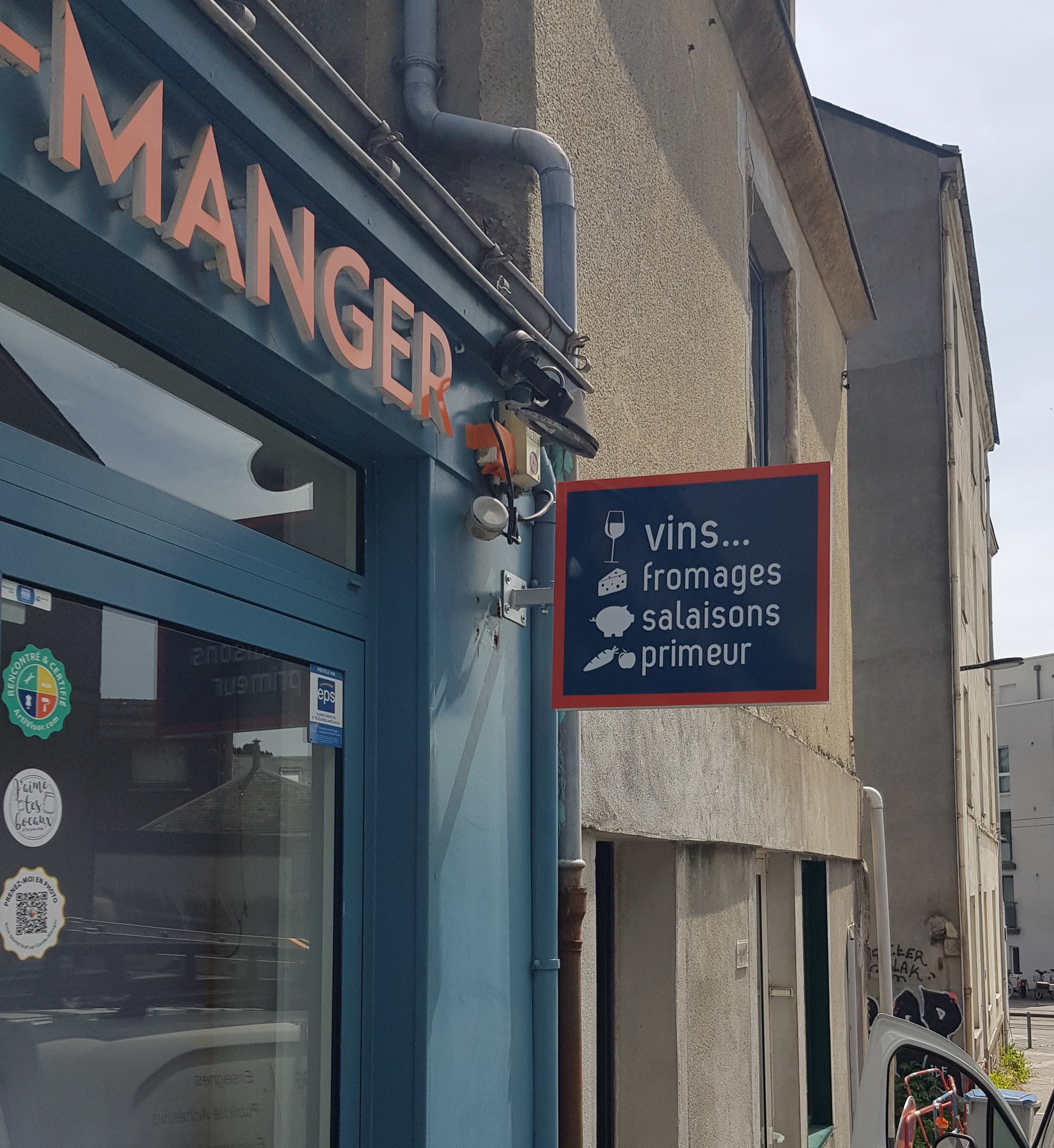 Drapeau double face, plaque de résidence et vitrophanie par Signarama Nantes