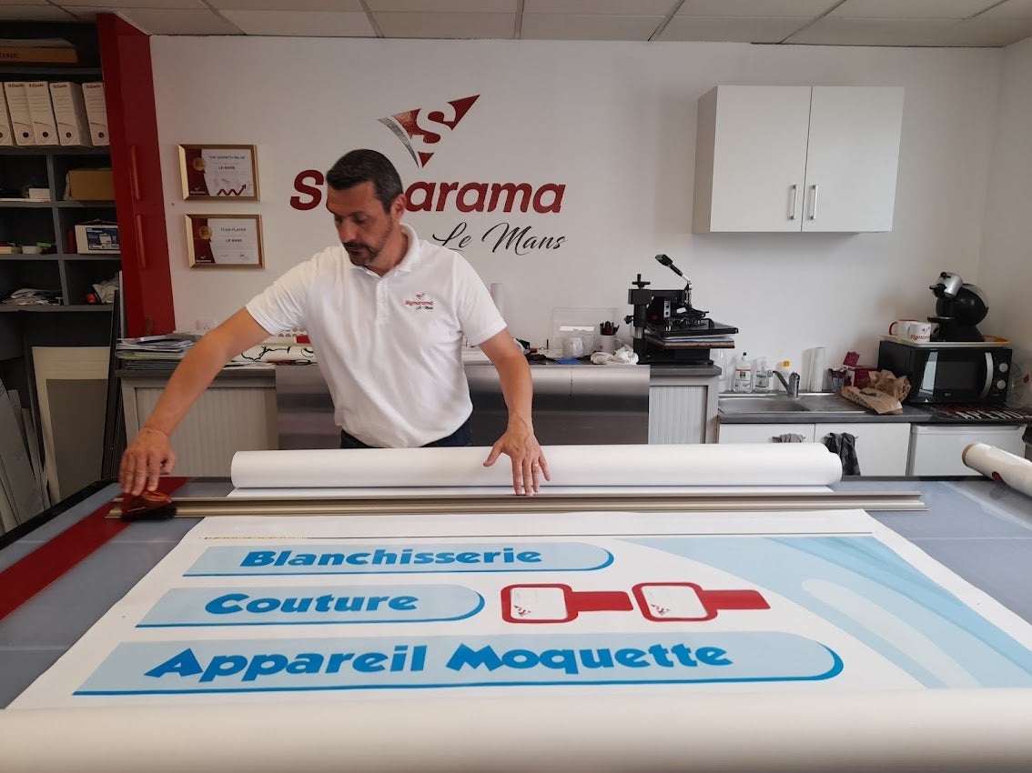 Vitrophanie 2 vitrines pour Pressing Eclair par Signarama Le Mans