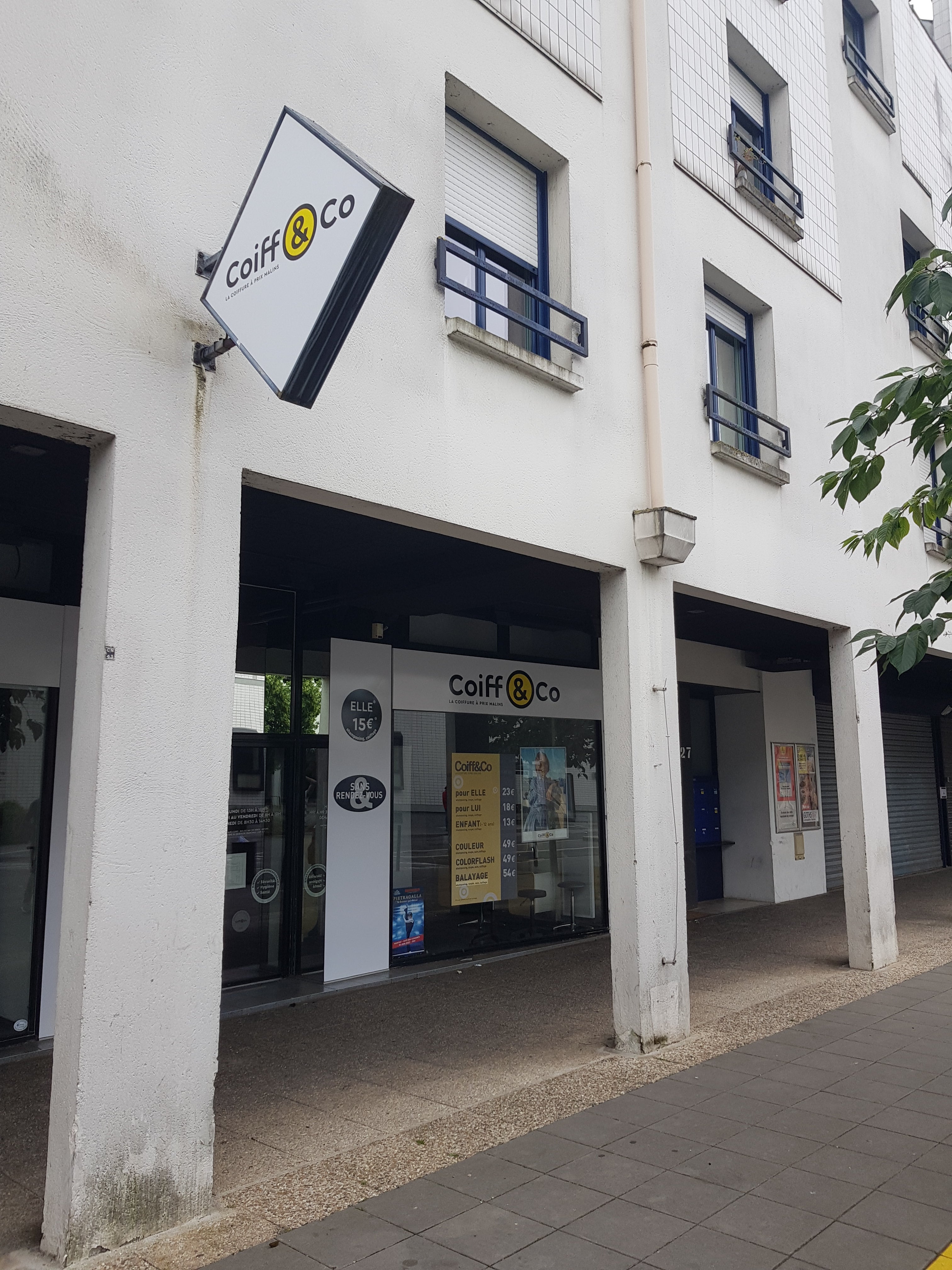 Panneau, drapeau double face et logo découpé en bois par Signarama Nantes